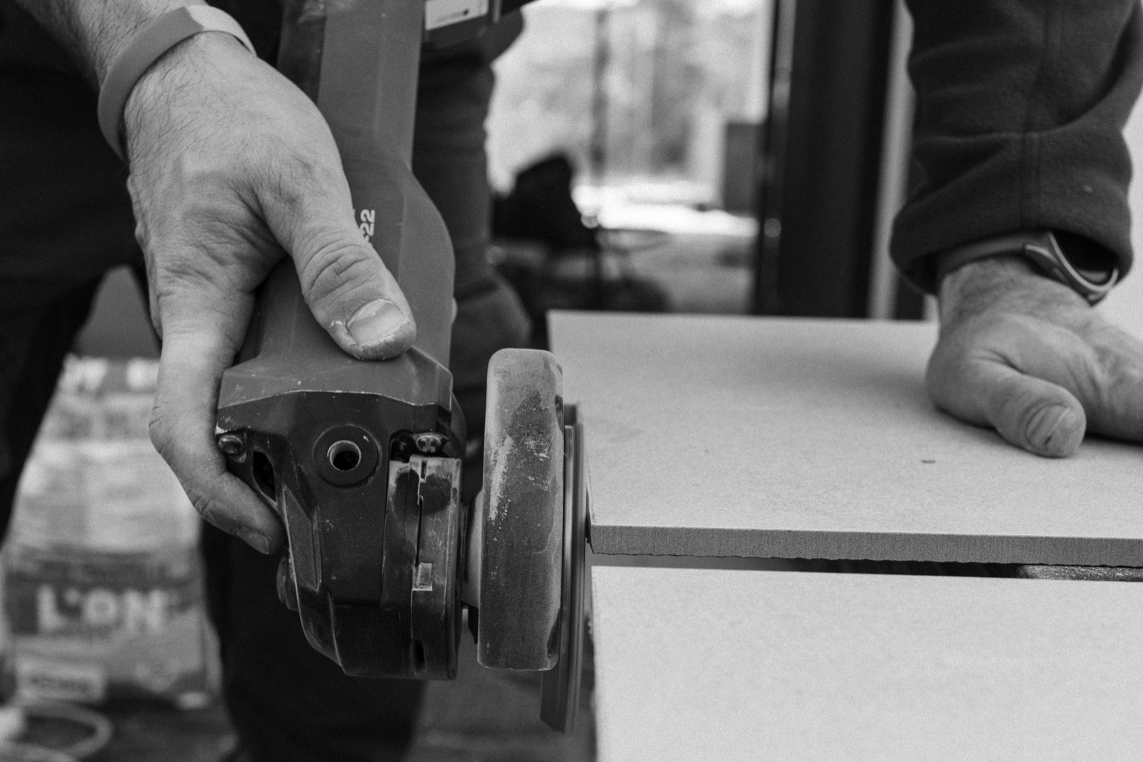 Fliesenarbeit – Detailaufnahme Zuschnitt