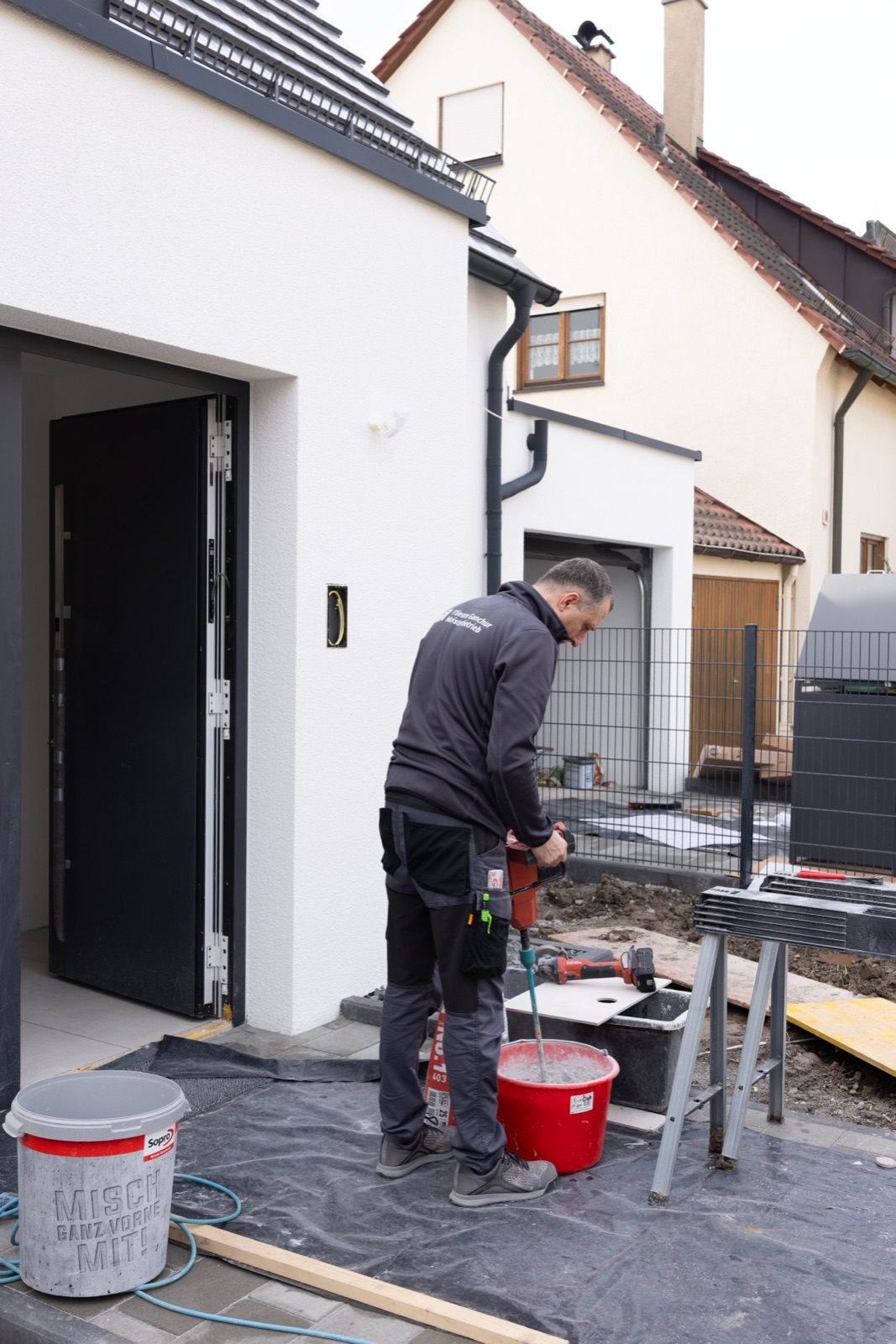 Fliese mit Fliesenkleber – präzise Verlegung